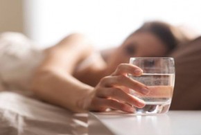 La hora mágica a la que si bebes agua, adelgazas (y con qué acompañarla)